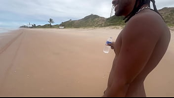 Amigas vão na praia de nudismo dar pros pirocudos