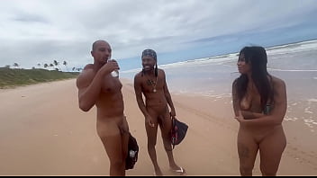 Amigas vão na praia de nudismo dar pros pirocudos