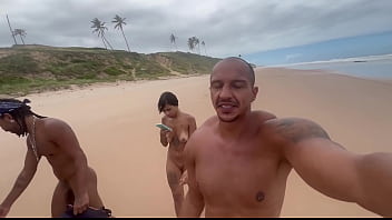 Amigas vão na praia de nudismo dar pros pirocudos