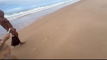 Amigas vão na praia de nudismo dar pros pirocudos