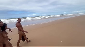 Amigas vão na praia de nudismo dar pros pirocudos