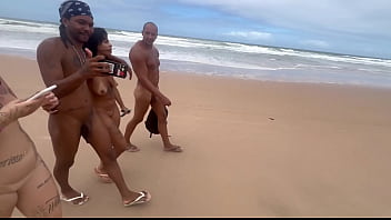 Amigas vão na praia de nudismo dar pros pirocudos