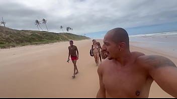 Amigas vão na praia de nudismo dar pros pirocudos