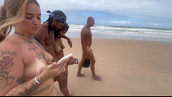 Amigas vão na praia de nudismo dar pros pirocudos