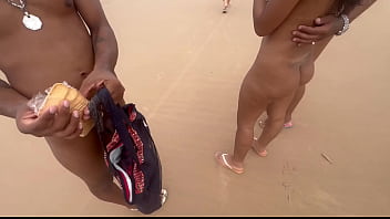 Amigas vão na praia de nudismo dar pros pirocudos