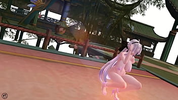 Chica de cabello blanco bailando en bikini rosa y