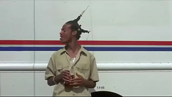 Negro chocolatito no sabe dónde está y está ofreciendo chupadas por información