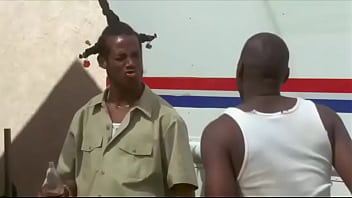 Negro chocolatito no sabe dónde está y está ofreciendo chupadas por información