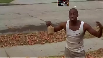 Negro chocolatito no sabe dónde está y está ofreciendo chupadas por información