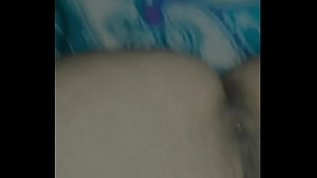 Chica linda gime rico mientras se toca