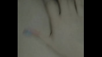 Chica linda gime rico mientras se toca