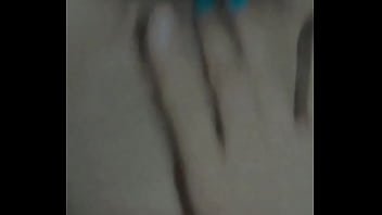 Chica linda gime rico mientras se toca