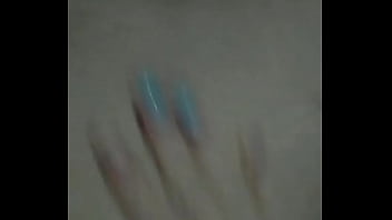 Chica linda gime rico mientras se toca