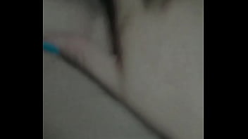 Chica linda gime rico mientras se toca