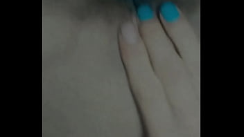 Chica linda gime rico mientras se toca