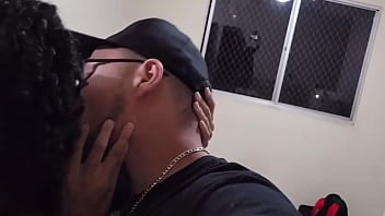 Fiz meu namorado de corno e transei na nossa casa com o ajudante de mudança