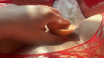 Latina en body rojo se mete el dildo bien hondo gemiendo rico