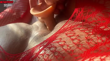 Latina en body rojo se mete el dildo bien hondo gemiendo rico