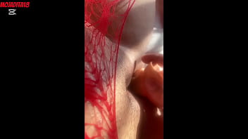 Latina en body rojo se mete el dildo bien hondo gemiendo rico