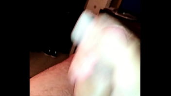 Drenandome las pelotas para que atraves de mi torcido salgan chorros espesos