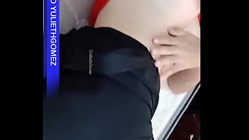 La pequeña hermanastra y su mejor amiga tetona querían grabar un video sexual