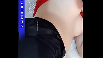 La pequeña hermanastra y su mejor amiga tetona querían grabar un video sexual