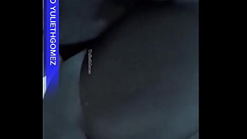 La pequeña hermanastra y su mejor amiga tetona querían grabar un video sexual