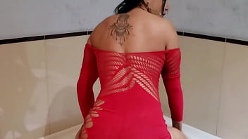 Mulher madura trai marido com chefe na banheira