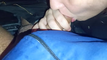 Safadoscasal minha amiga fazendo boquete dentro carro ela adora chupar