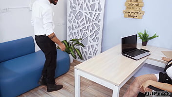 La jefa lesbiana nos encuentra follando por camaras y nos hace follar en su cara para comprobarlo