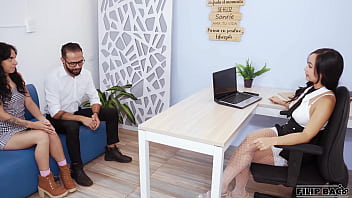 La jefa lesbiana nos encuentra follando por camaras y nos hace follar en su cara para comprobarlo