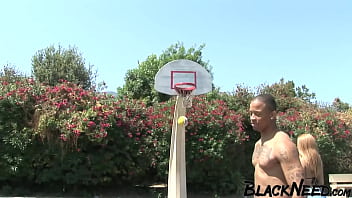 This is how to pick up a chick at the basketball court