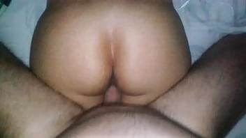 Metendo na bucetinha dela tive que tirar pra nao gozar