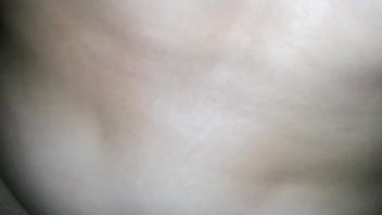 Metendo na bucetinha dela tive que tirar pra nao gozar