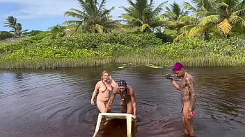 As aventuras dos tarados 5 amigos fazem trilha pelados e fodem no meio do mato