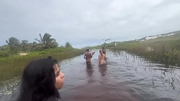 As aventuras dos tarados 5 amigos fazem trilha pelados e fodem no meio do mato