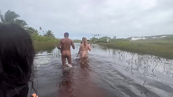 As aventuras dos tarados 5 amigos fazem trilha pelados e fodem no meio do mato