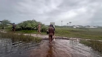 As aventuras dos tarados 5 amigos fazem trilha pelados e fodem no meio do mato