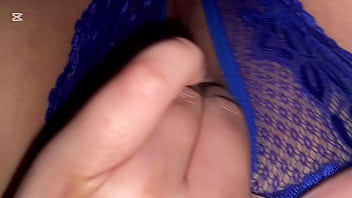 Latina en tanga azul abierta se frota el clítoris hasta correrse pov nocturno
