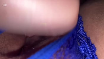 Latina en tanga azul abierta se frota el clítoris hasta correrse pov nocturno
