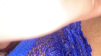Latina en tanga azul abierta se frota el clítoris hasta correrse pov nocturno