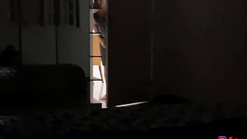 Espiando loira tomando banho e trocando de roupa ate ela perceber que eu estava olhando e veja oque aconteceu