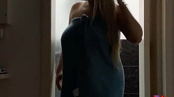 Espiando loira tomando banho e trocando de roupa ate ela perceber que eu estava olhando e veja oque aconteceu