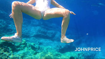 All anal sex under ocean with surprise