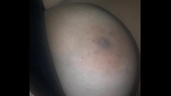 Mostrando meus peitos pra vocês