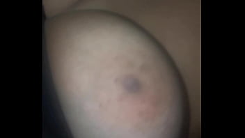 Mostrando meus peitos pra vocês