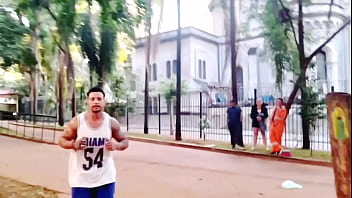 Ninfetinha estudante sentada na praça paquerou o bombado e foi parar no apartamento dele com uma foda daquelas