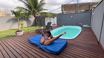 Foi só o marido sair 1 min que a safada se exibiu e deu no pelo pra 2 machos