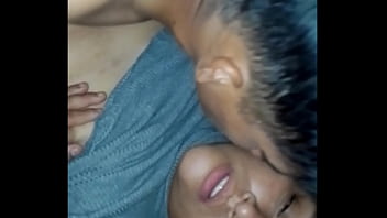 Culona sumisa se folla dos desconocidos después de fiesta casero real