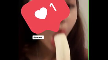 Girl tập ăn chuối